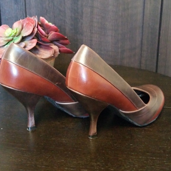 CHARLES DAVID Like New Brown Heels Pump, Size 7M - Picture 5 of 6